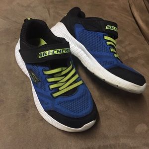 Boys Skechers shoes - Size 4 - EUC